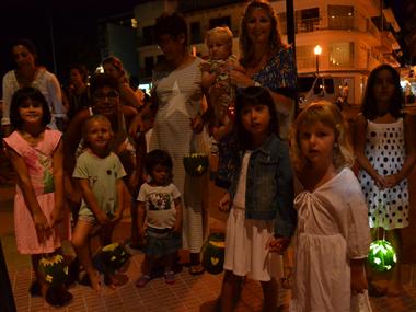 La processó de les llanternes encapçalada per les xeremies posen la nota més tradicional a les festes de s’Illot