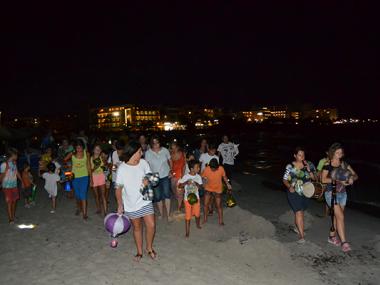 La processó de les llanternes encapçalada per les xeremies posen la nota més tradicional a les festes de s’Illot