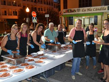 Els silloters devoren més de 300 quilos de gambes en el sopar que ha reunit un miler de veïns a l’avinguda dels Pins