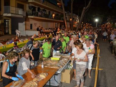 Els silloters devoren més de 300 quilos de gambes en el sopar que ha reunit un miler de veïns a l’avinguda dels Pins