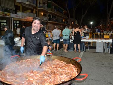 Els silloters devoren més de 300 quilos de gambes en el sopar que ha reunit un miler de veïns a l’avinguda dels Pins
