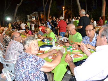 Els silloters devoren més de 300 quilos de gambes en el sopar que ha reunit un miler de veïns a l’avinguda dels Pins