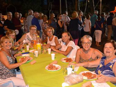 Els silloters devoren més de 300 quilos de gambes en el sopar que ha reunit un miler de veïns a l’avinguda dels Pins