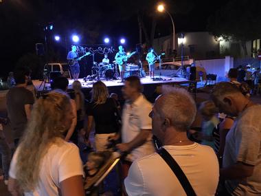 Cala Anguila, cala Mandia, cala Magrana i s'Estany den Mas han esclatat en festa durant el cap de setmana