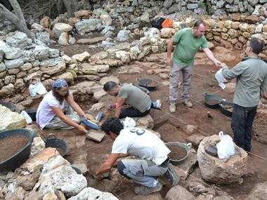 Els arqueòlegs conclouen l’excavació de tota una estructura que podria ser un santuari talaiòtic a l’Hospitalet Vell