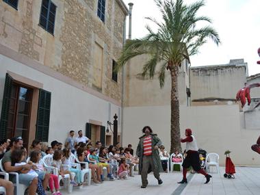 El públic omple els espectacles basats en la narració oral del primer festival emParaular de Manacor