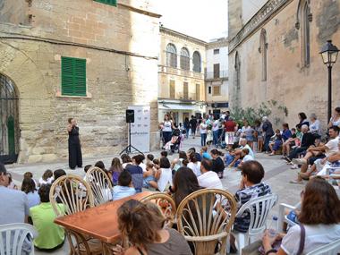 El públic omple els espectacles basats en la narració oral del primer festival emParaular de Manacor