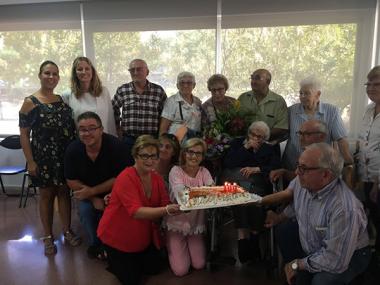 Els representants municipals feliciten Catalina Estrany, la nova padrina de Manacor, pel seu 100è aniversari
