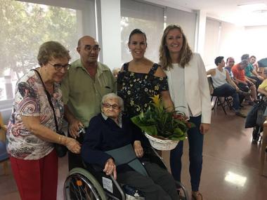 Els representants municipals feliciten Catalina Estrany, la nova padrina de Manacor, pel seu 100è aniversari