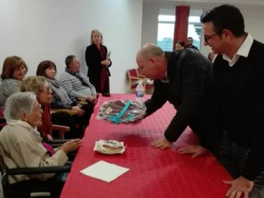Els representants municipals feliciten Maria Capó, la nova padrina del municipi, pel seu 100è aniversari