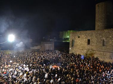 Les ganes de festa per Sant Antoni ressonen a l'assaig dels goigs i la ximbombada de la plaça de la Concòrdia