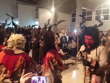 S’Illot i Cales de Mallorca celebren Sant Antoni amb foc, torrades, la visita de desenes de dimonis i ball