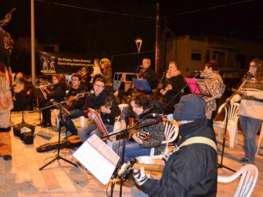 S’Illot i Cales de Mallorca celebren Sant Antoni amb foc, torrades, la visita de desenes de dimonis i ball
