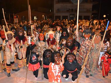 S’Illot i Cales de Mallorca celebren Sant Antoni amb foc, torrades, la visita de desenes de dimonis i ball