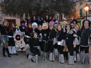 Centenars de persones participen en la gran Rua de Carnaval que malgrat el fret intens ha omplit la plaça Ramon Llull