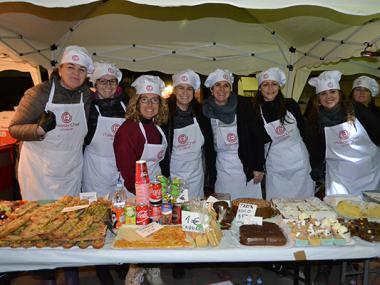 Centenars de persones participen en la gran Rua de Carnaval que malgrat el fret intens ha omplit la plaça Ramon Llull