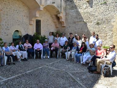 Un grup de persones amb discapacitat visual que formen part de l'ONCE descobreixen el Museu de Manacor amb les seves mans