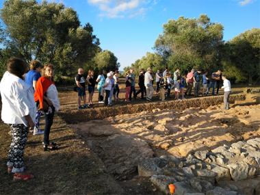 Els manacorins i manacorines descobreixen les noves troballes que els arqueòlegs han fet a Son Peretó