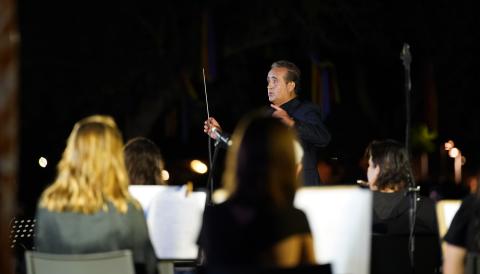 Eduardo Bernabéu, dirigint la Banda de Música de Manacor en el pregó de les Fires i Festes de Primavera. 