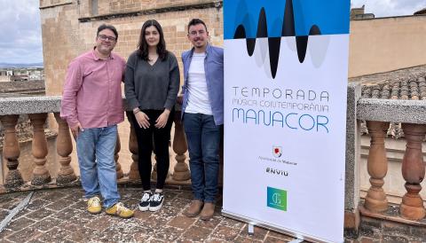 El delegat de Cultura, Ferran Montero, amb Xavier Gelabert, compositor i coordinador de Green Ice Ensemble i Leila Akaarir, pianista del Green Ice Ensemble.