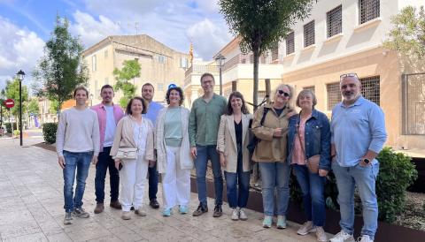 Els responsables polítics amb les empreses adjudicatàries del nou contracte de Jardins. 