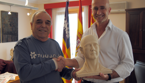 Donació d’un bust al batle