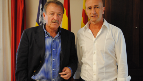 El batle de Manacor, Antoni Pastor, rep el nou conseller de salut del Govern de les Illes Balears, Antoni Mesquida