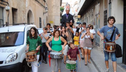 CENTENARS DE PERSONES ACOMPANYEN EL GEGANTÓ DE MOSSÈN ALCOVER EN LA SEVA PARTIDA DE MANACOR  A LLUC