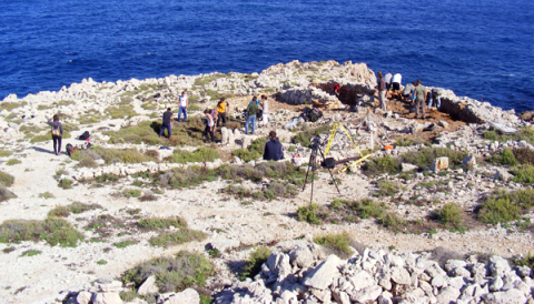 PROJECTE ENTRE ILLES Excavació al jaciment de Cala Morell (Ciutadella) i sa Ferradura (Manacor) 