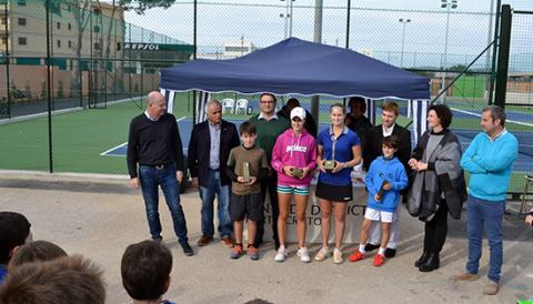 Porto Cristo inaugura les noves pistes de tennis de la localitat amb una demostració de joves campions i una donació solidària a APROP