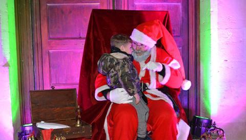 El Pare Noel s’atura a Manacor per rebre els nins i nines en un entorn únic: el claustre ple de neu