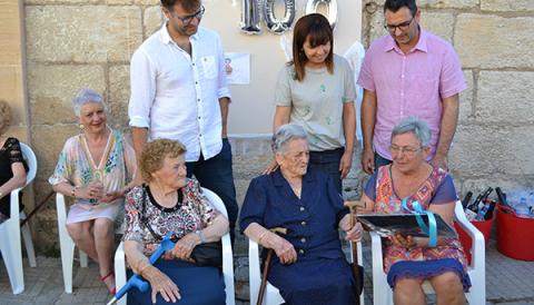 Els representants municipals feliciten Magdalena Riera, la nova padrina de Manacor, pel seu 100è aniversari