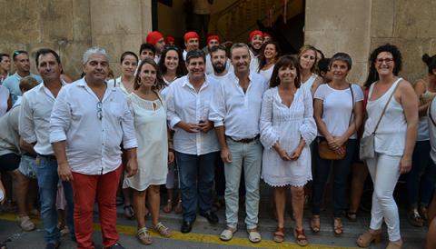 L'encamisada i les corregudes de l'anell fan sortir al carrer tots els elements de les festes patronals i animen els cavallers 