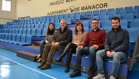 El pavelló Bernat Costa, on es disputen els partits de vòlei, ja disposa de noves grades amb capacitat per a 300 persones