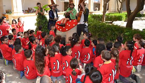 Centenars d’escolars i visitants aprofiten l’oferta cultural de la Fira del Llibre demostrant el seu interès per la lectura