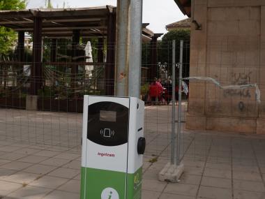 L'aparcament de l'estació compta amb quatre nous punts de càrrega de vehicles elèctrics. 