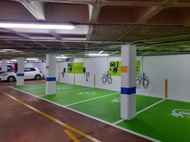 Nous punts de càrrega de vehicles elèctrics de l'aparcament de la plaça de Sant Jaume. 