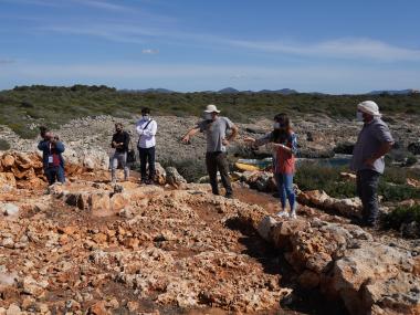 Imatge de la roda de premsa amb l'equip d'arqueòlegs i la delegada de Patrimoni, Núria Hinojosa. 