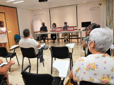 A la reunió amb els representants dels comerciants, Piñol ha explicat la iniciativa. 