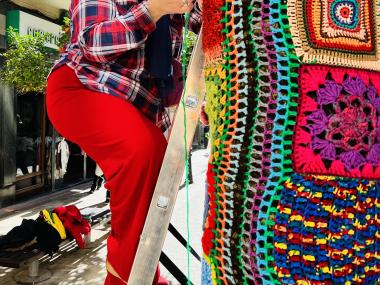 El projecte social d'Urban Knitting - Volem un Manacor en colors guarneix els arbres de carrers i places del centre de Manacor. Fotografia: Rafel Sureda. 