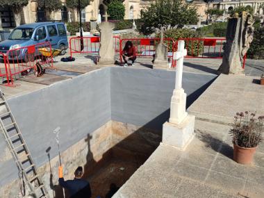 Els treballadors municipals de la Delegació de Cementiris han aplicat una protecció de cautxú a les parets de les zones excavades.
