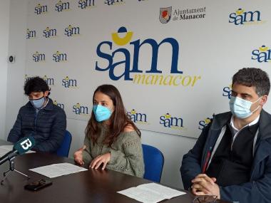 La presidenta de la SAM, Cristina Capó; el vicepresident de la SAM, Sebastià Nadal; i el gerent, Francesc Grimalt, aquest divendres en roda de premsa. 
