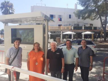 La delegada de Turisme, Maria Antònia Truyols, i el delegat de Cales de Mallorca, Sebastià Nadal, han presentat la pantalla als representants del sector turístic de Cales de Mallorca.