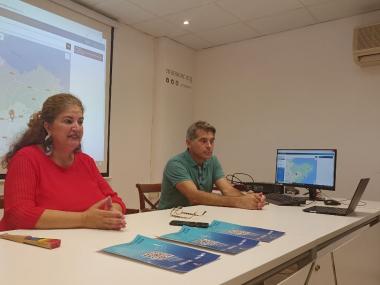 La delegada de Comerç i Turisme, Maria Antònia Truyols, amb el responsable del desenvolupament de la nova aplicació, Luis Osuna. 