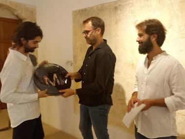 El batle de Manacor i el delegat de Cultura amb Adrià Martínez, guanyador del XXV premi Ciutat de Manacor d'Arts plàstiques. 