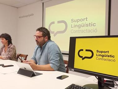 El delegat de Política Lingüística, Sebastià Llodrà, i la responsable del Servei lingüístic de l'Ajuntament, Isabel Andreu. 