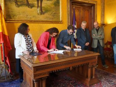 El batle de Manacor, Miquel Oliver, amb la presidenta del Consell de Mallorca i la Consellera d'Agricultura aquest dimecres a la seu de la institució insular. 