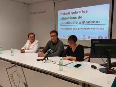 El batle de Manacor, Miquel Oliver; la delegada de Polítiques Transversals, Carme Gomila; i la directora de l'IBDona, Maria Duran, aquest dilluns durant la presentació de l'estudi. 
