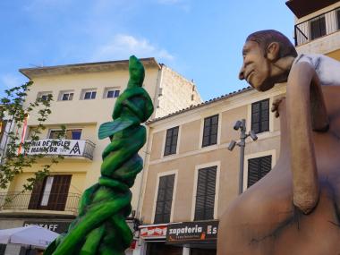 La figura instal·lada a la plaça des Cós, basada en la rondalla En Joanet de sa gerra. 