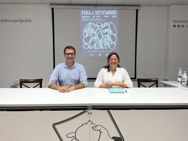 El batle de Manacor, Miquel Oliver, amb la delegada de Fires, Júlia Acosta, durant la presentació de la Fira de Setembre 2023. 